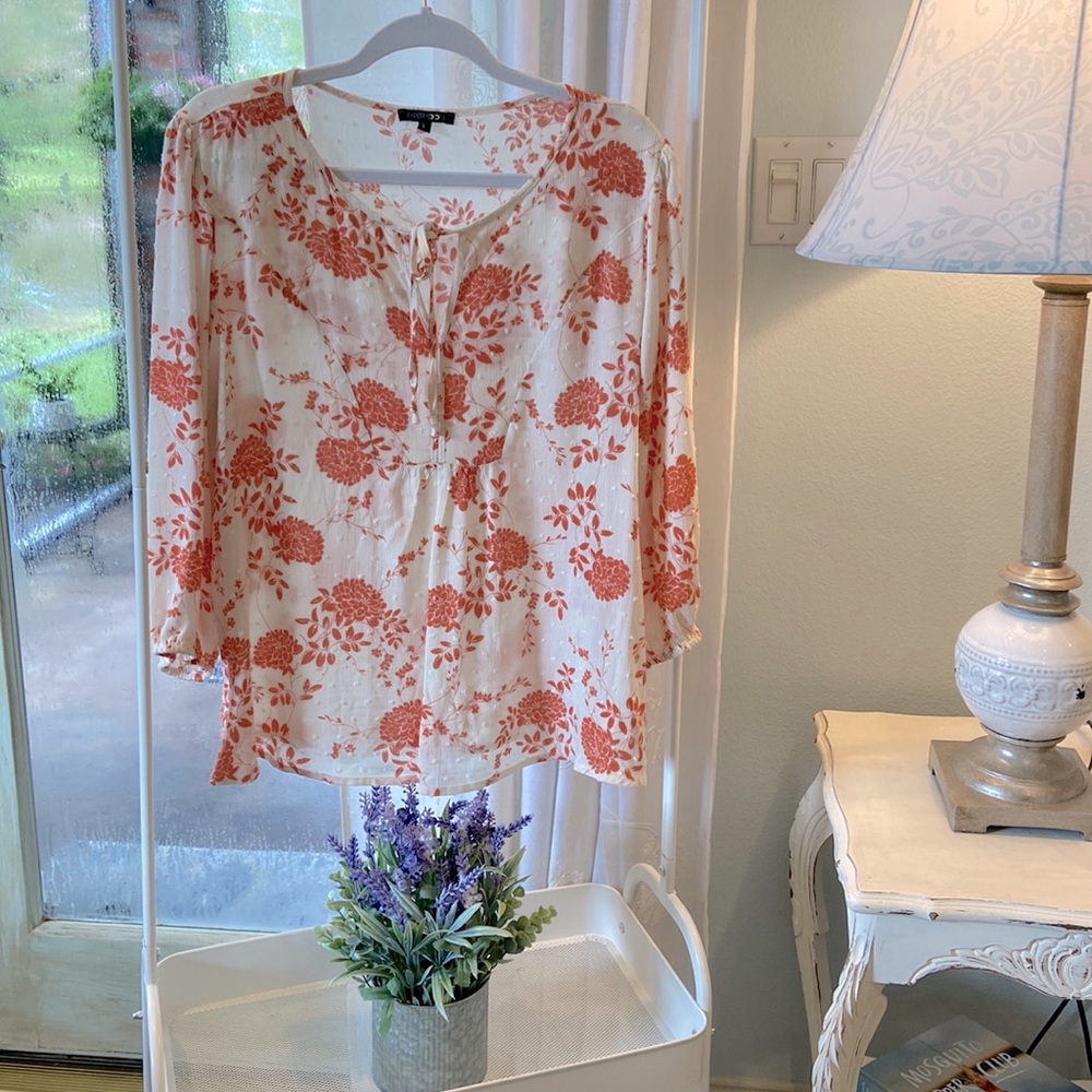 Never worn, peasant blouse, elastic at sleeve, very flattering.